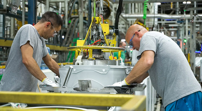 GE_Team_members_at_AP1_Laundry_Plant-assemble_washing_machines.jpg